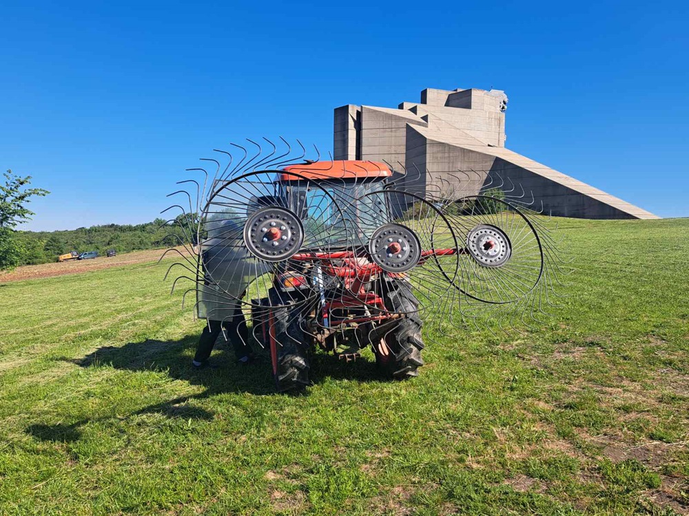 поляни - паметник